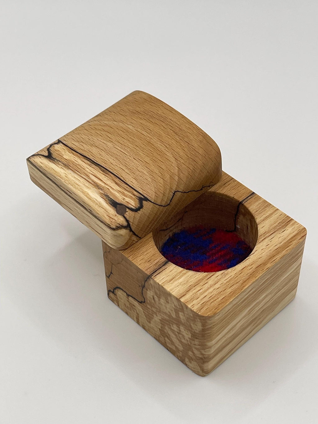 Handcrafted Spalty Beech Ring Box with Tartan Lining – Swivel Lid Storage